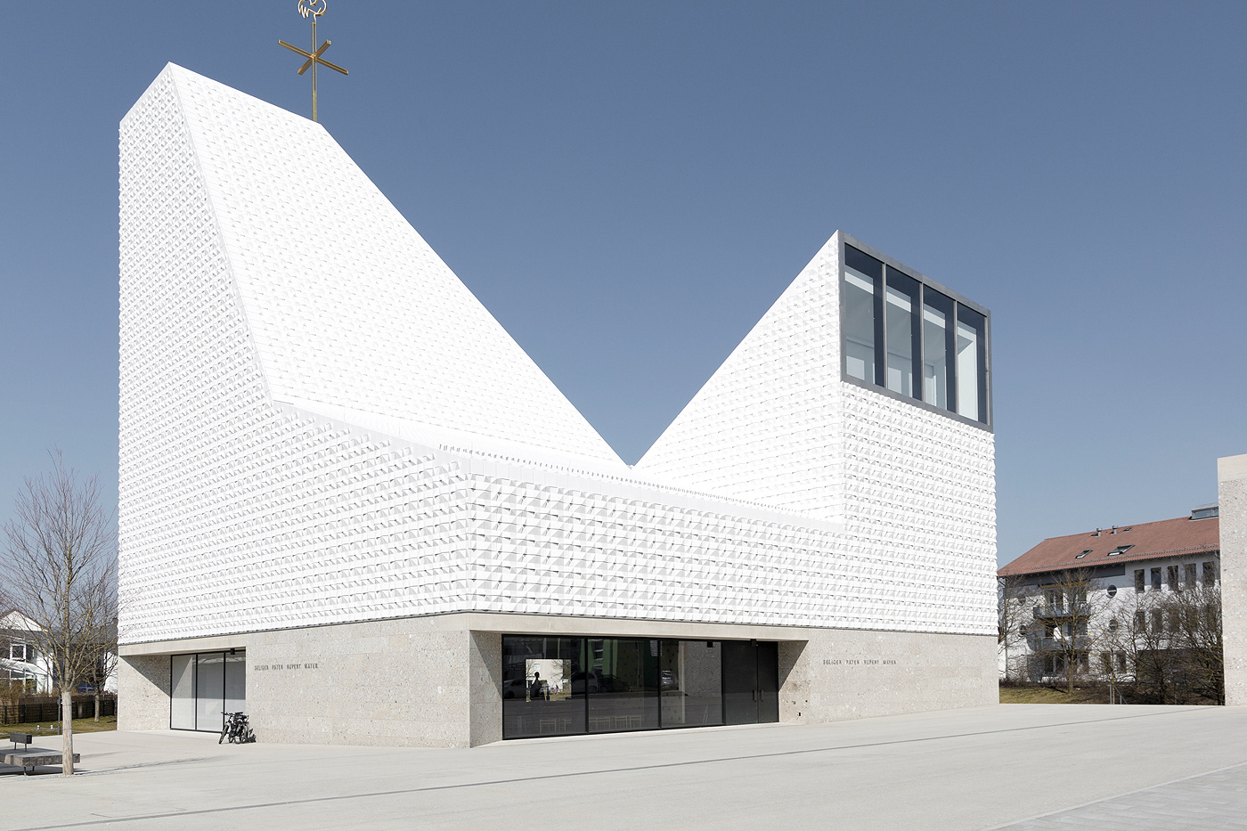 白色美 II 教堂 | 几何形制的陶瓷光辉-7