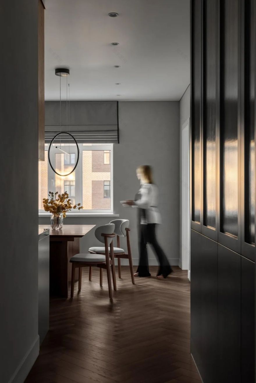 现代公寓中性自然色调设计丨Alexandra Gegi-20