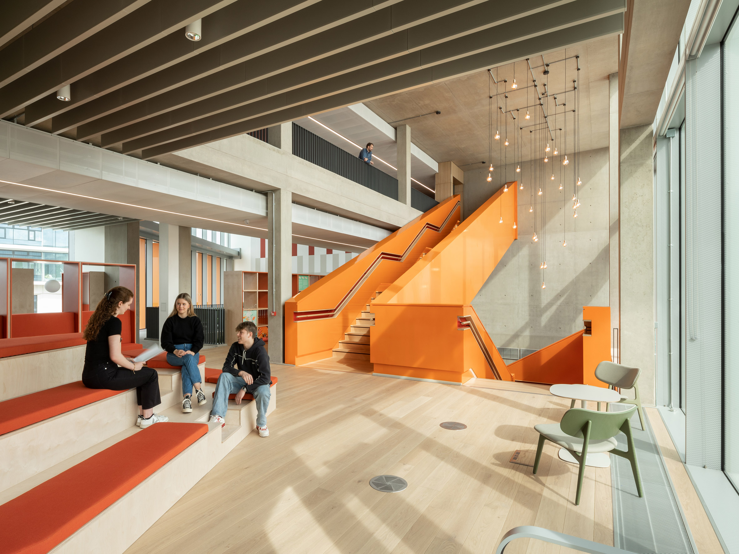 剑桥大学西校区教育建筑设计典范——多彩楼梯与内置家具-22