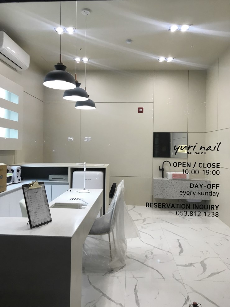 十坪纯净空间，玻璃展示柜的巧妙运用-4