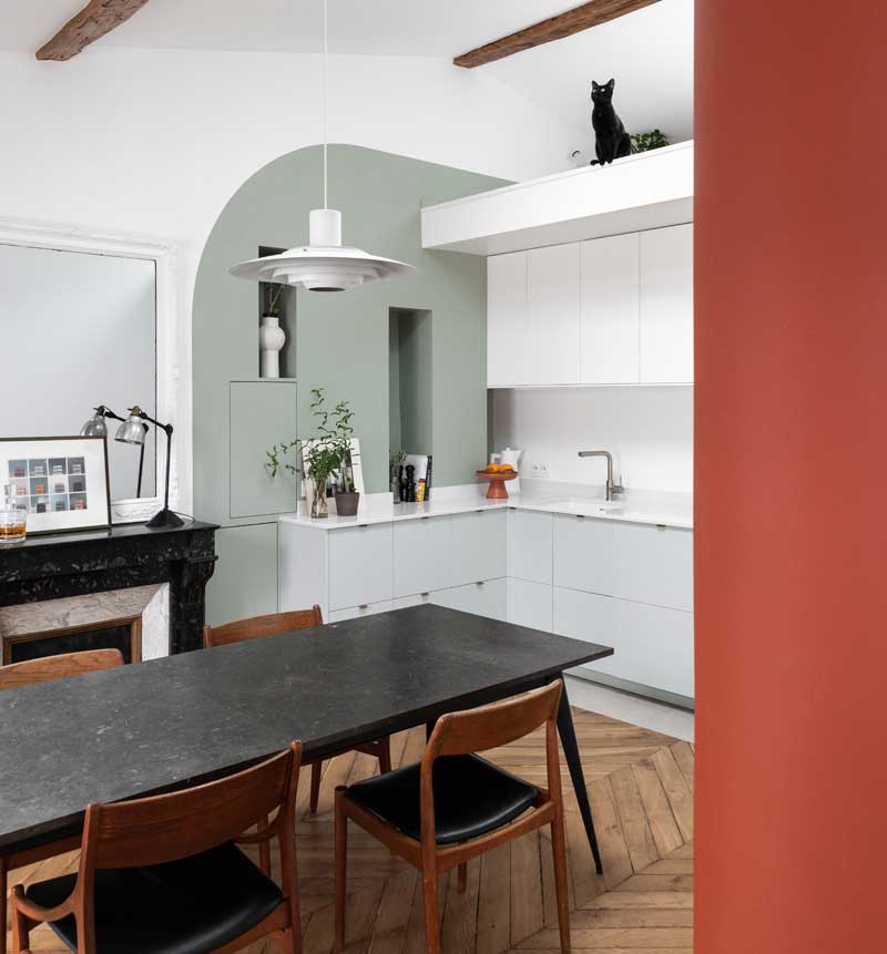 巴黎红色墙面的阁楼公寓设计-1