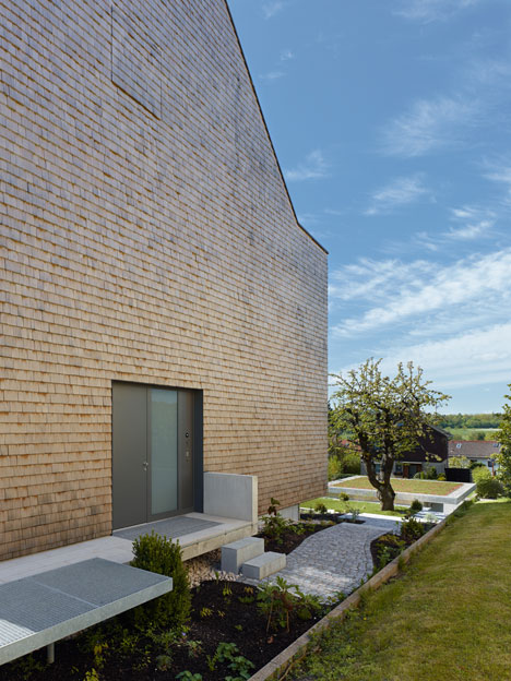 Stuttgart house by (se)arch with shingle-clad walls and an art gallery-2