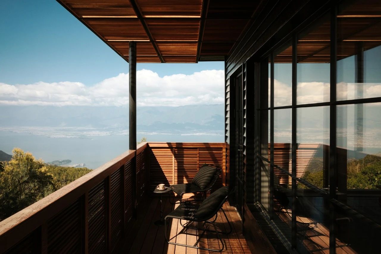 在洱海边爆红后，八旬用12年造伙山酒店，一砖一石皆用情-30