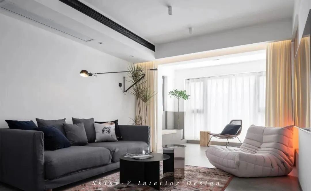 黑白基调,打造隔绝纷扰的年轻夫妻新居-33