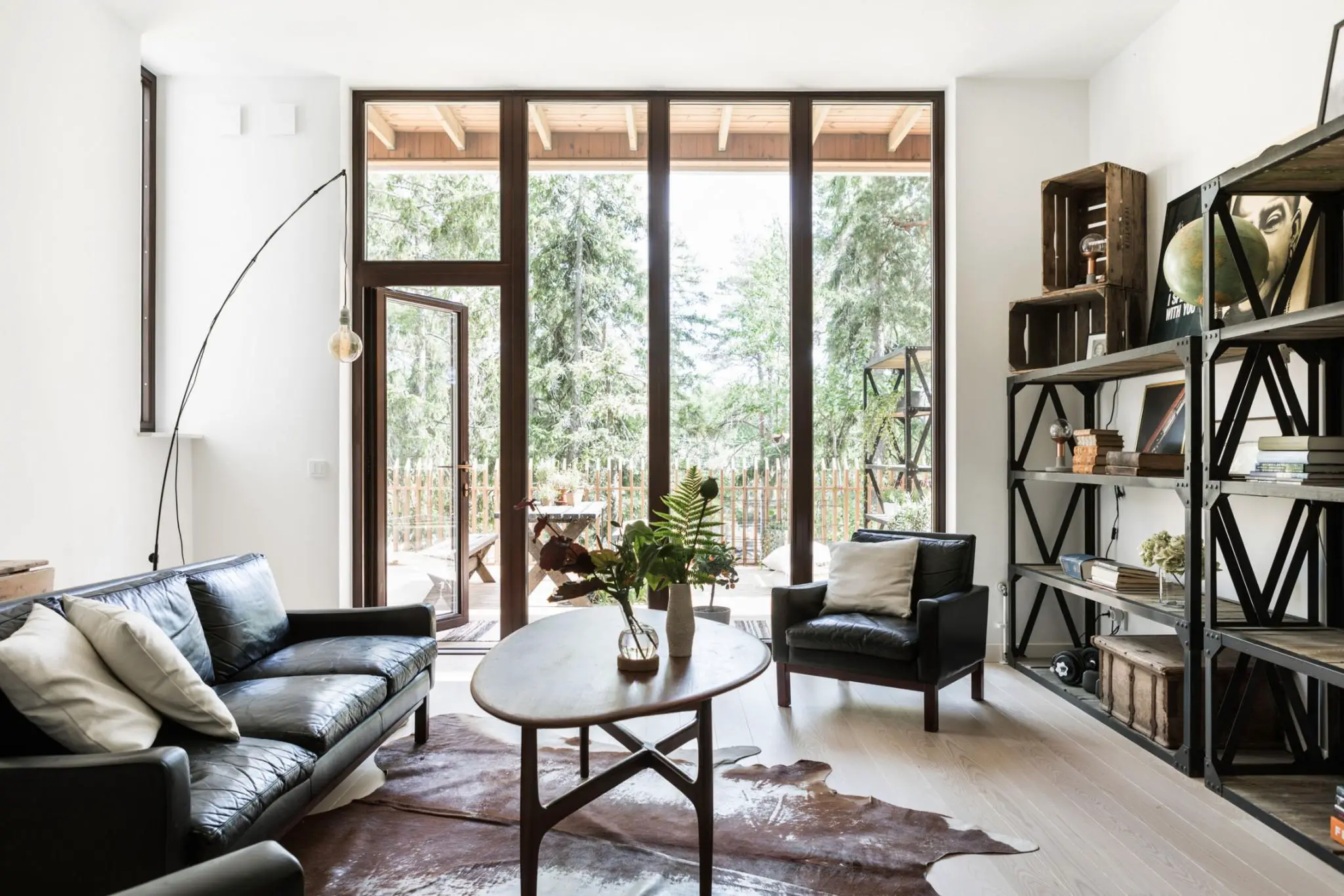 现代木质别墅的屋顶露台与极简内饰设计-1