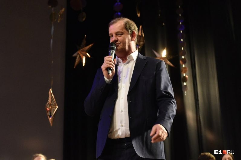 史上最壕小学！亿万土豪爆改母校，画风秒变皇宫！学生哭了，家长坐不住了......-119