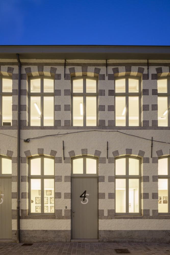 比利时十八世纪连栋住宅的现代翻新-30