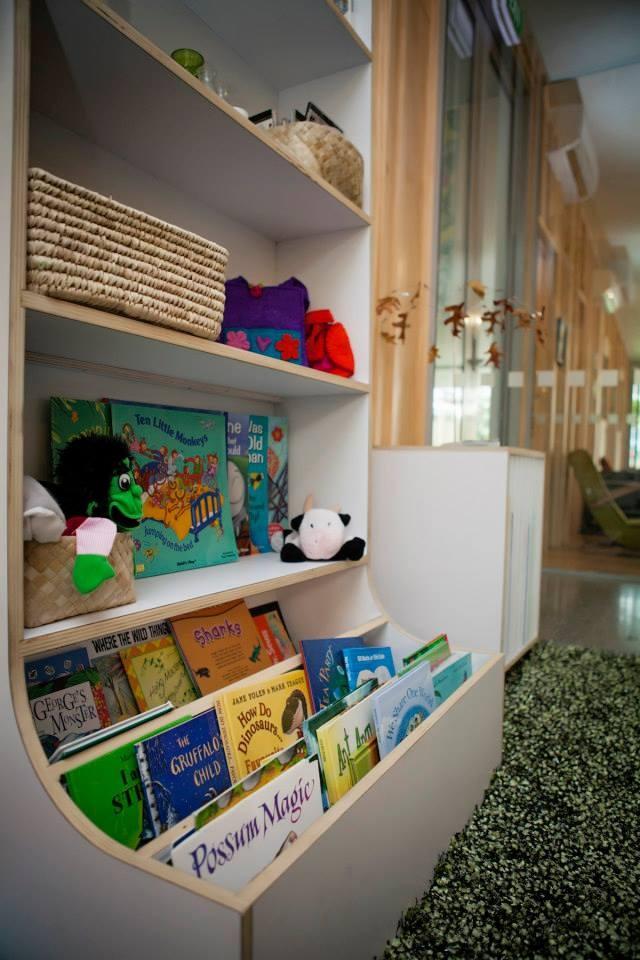 汉密尔顿新芽儿童中心 · 公园中的白色木箱幼儿园-13