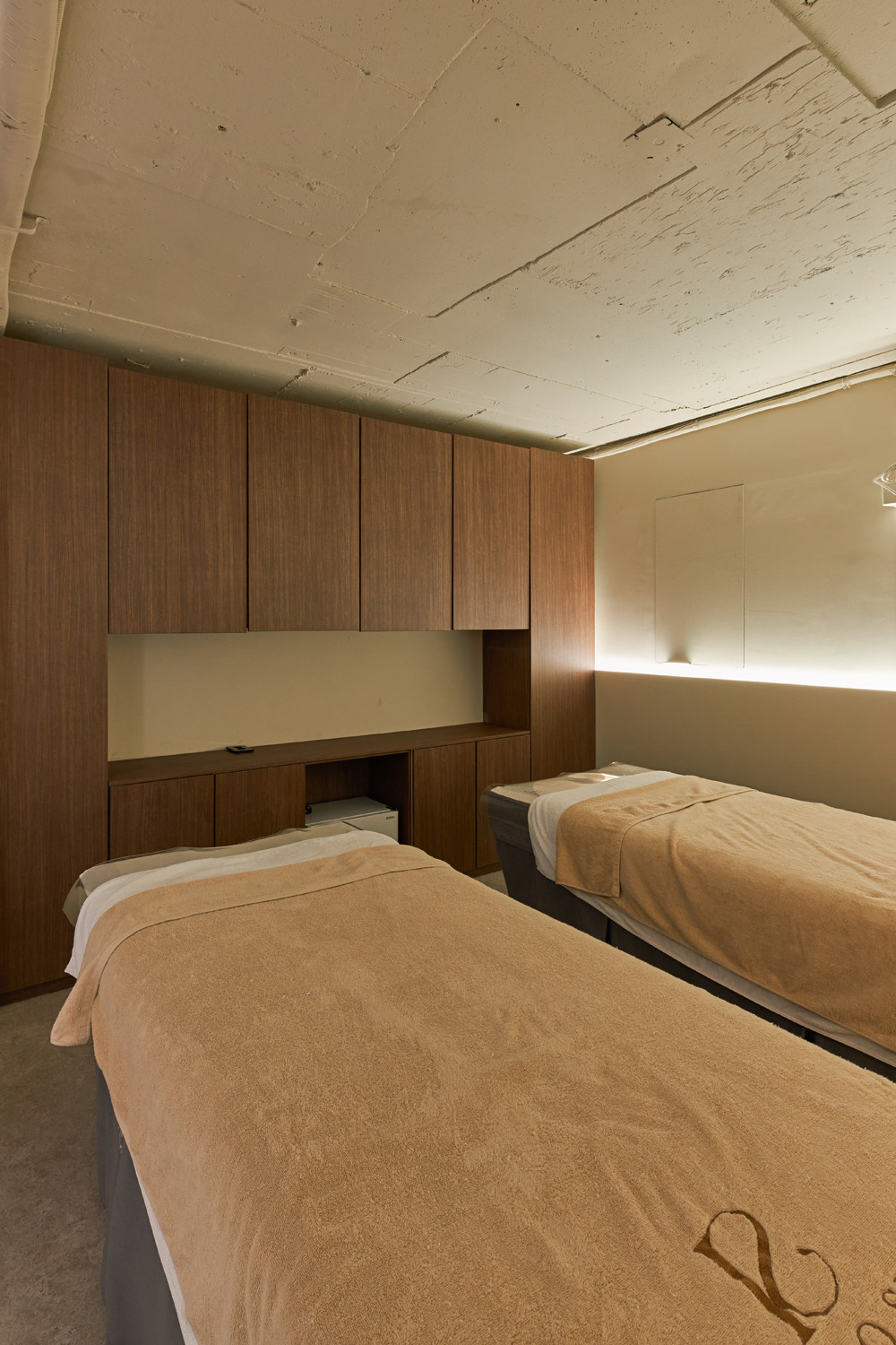 30 平米高级 SPA 店，白色与原木的精致空间-16