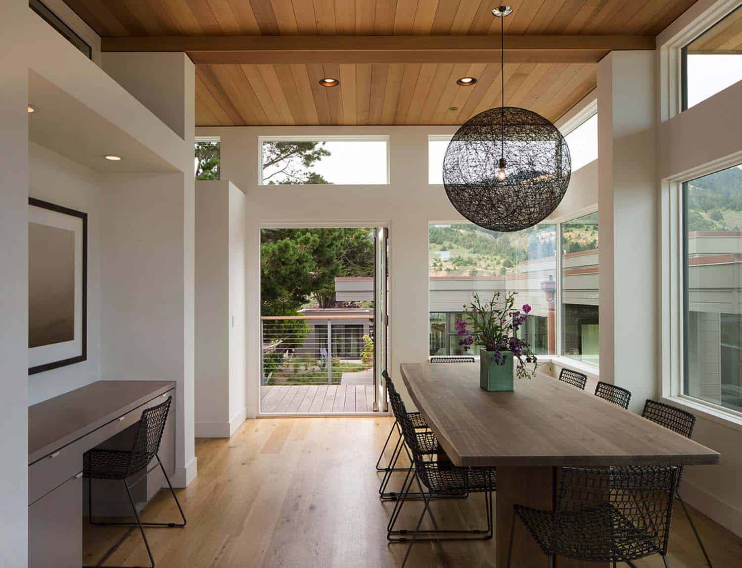 Seaside retreat celebrates indoor-outdoor living in Stinson Beach-10