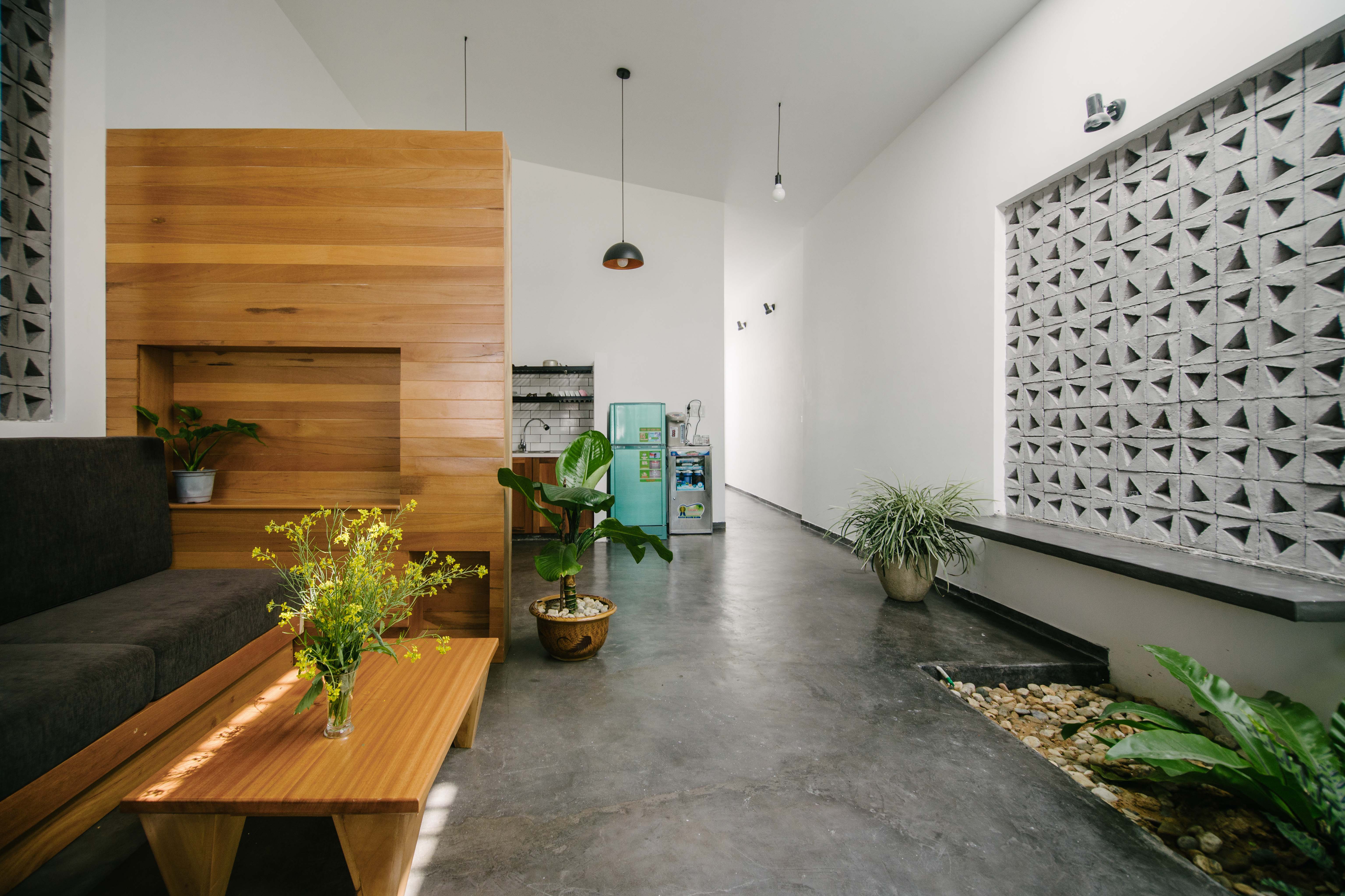 越南康图姆之家 | 热带绿意与极简白的共生空间-16