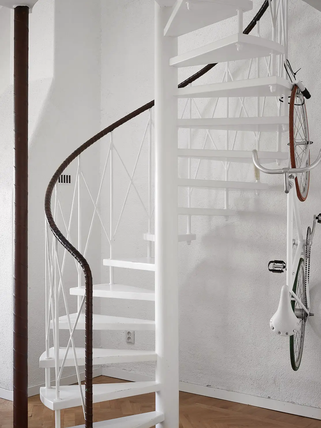 阳光明媚的 20 世纪初建筑公寓-7