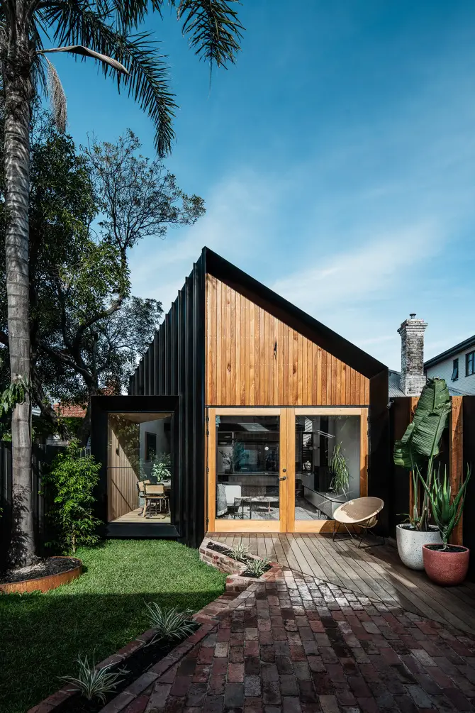 墨尔本的黑色金属小屋 | 极简环保设计惊艳城市景观-22