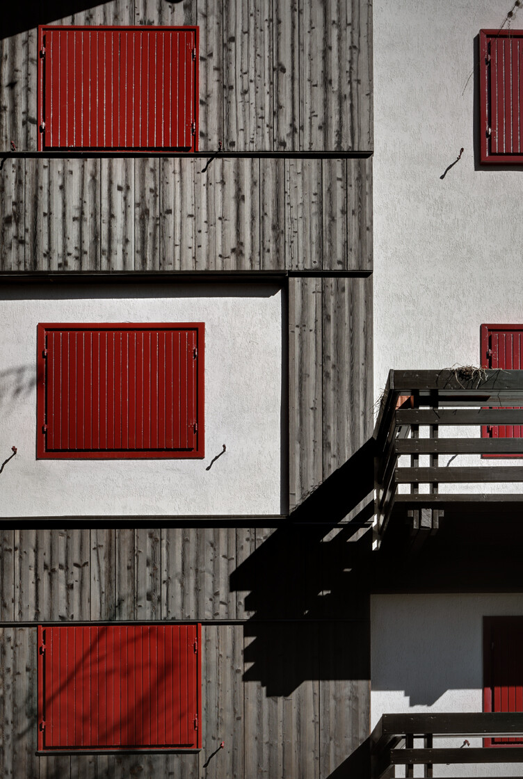 意大利"红窗"公寓，独特木构造室内空间-10