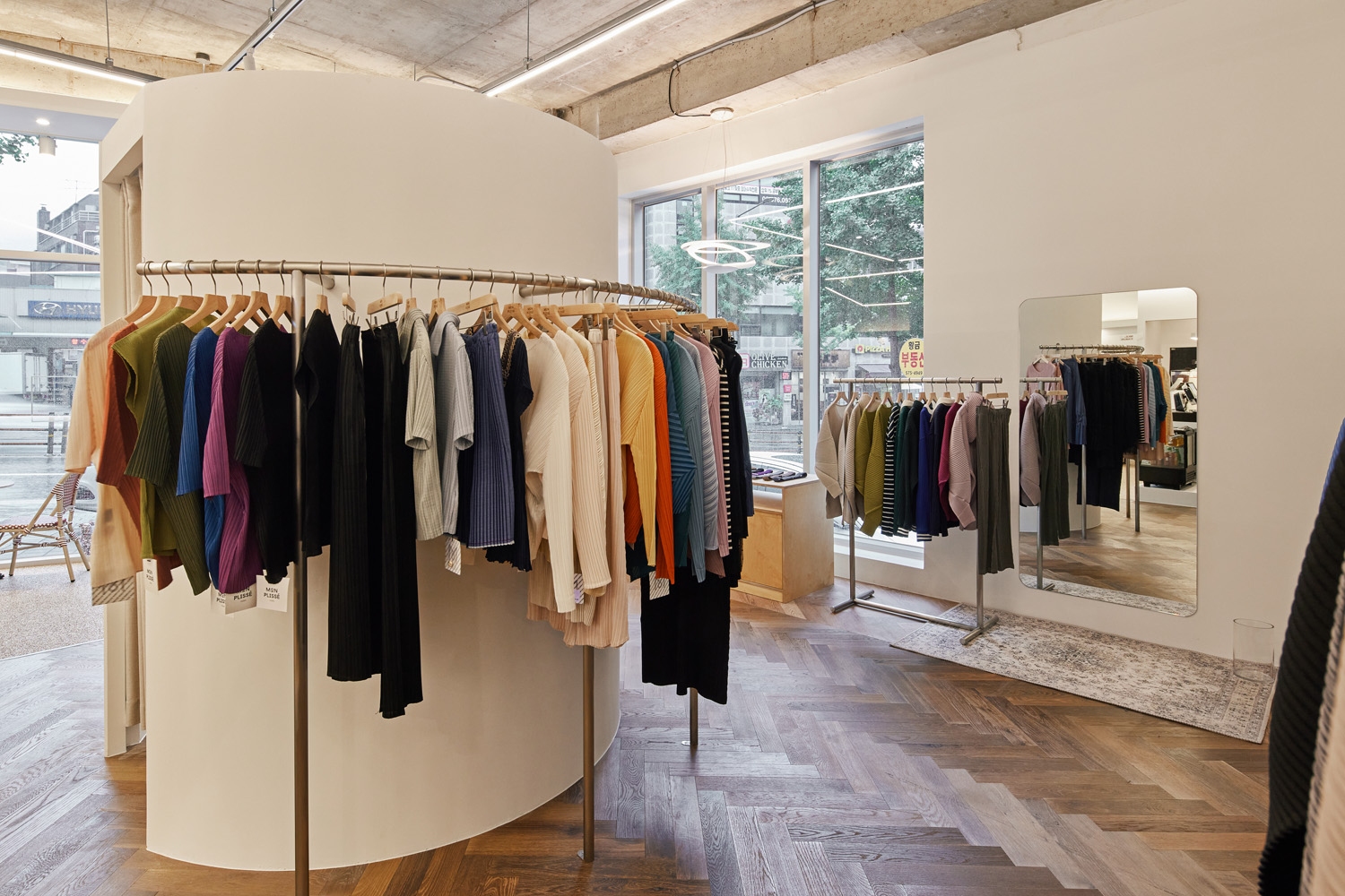 白色与木质，打造 20 平米极简服饰店的设计亮点-7