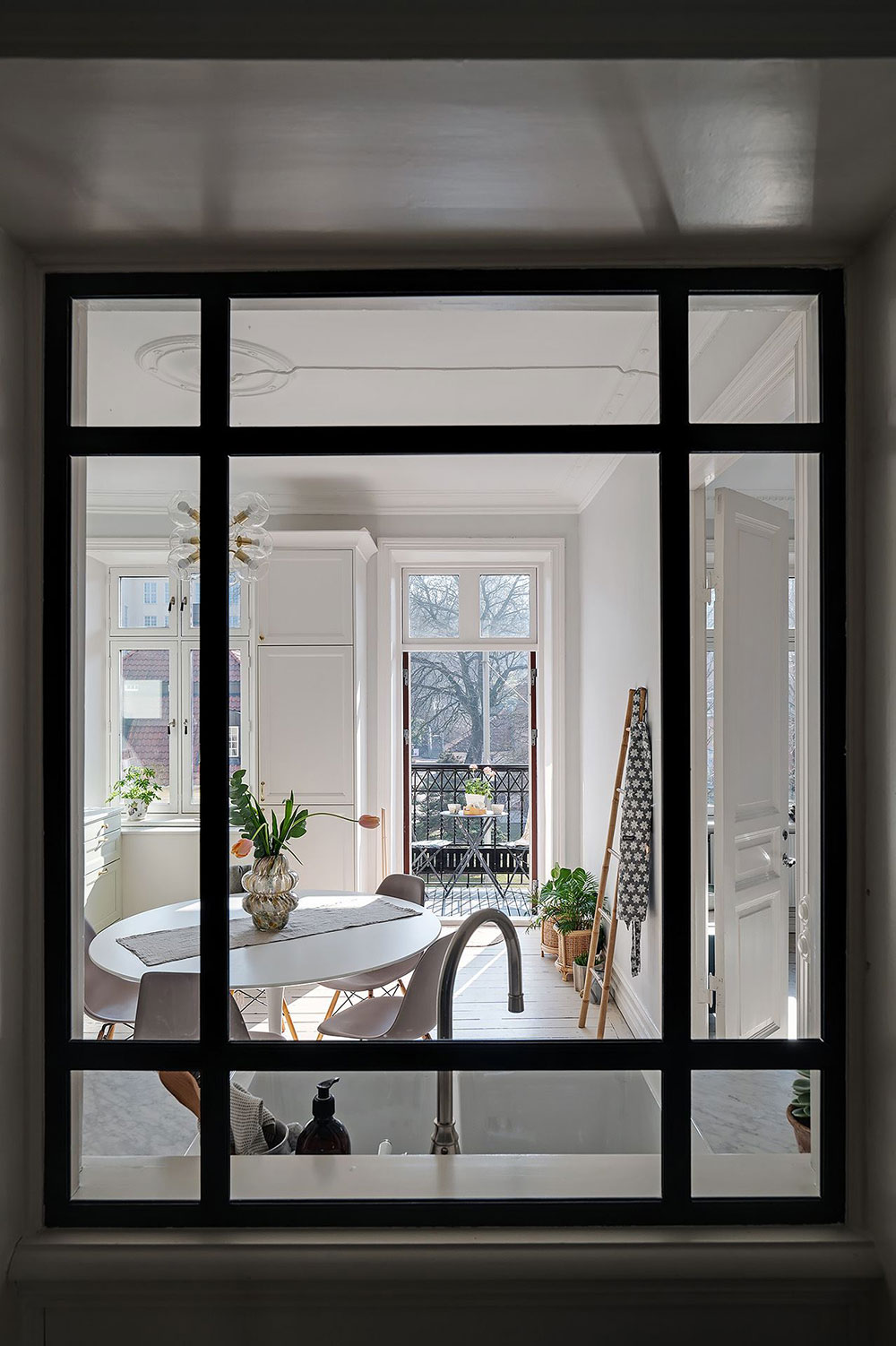 北欧风格公寓的彩色厨房设计-6