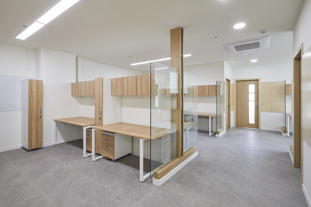 白色与木质，打造 60 平极简办公空间-4