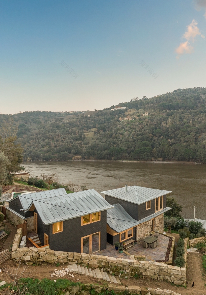 葡萄牙埃尔米达住宅创新改造丨Carlos Castanheira-1