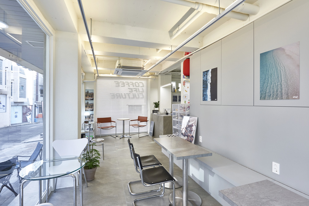 13 平卡佩特里尔的极简咖啡厅设计-9