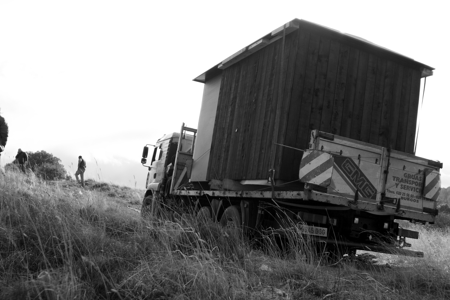 西班牙文化遗址旁的可逆式木钢展馆-49