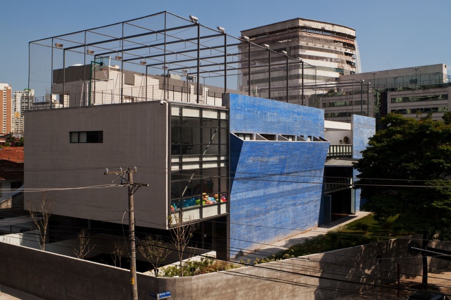 巴西 Shalom 社区中心·混凝土巨石构建的和谐空间-9