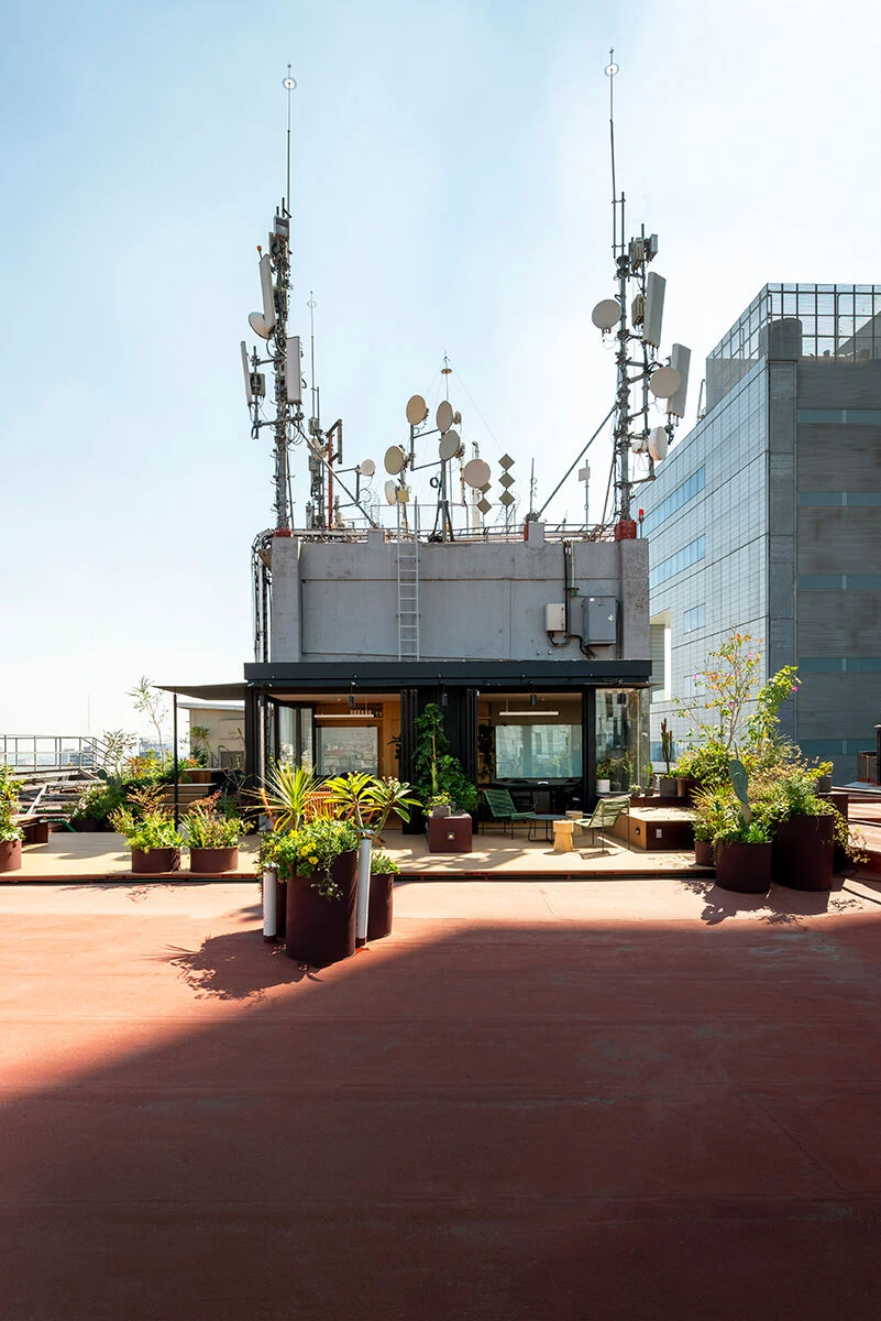 墨西哥城繁忙大道上的空中办公室改造-6