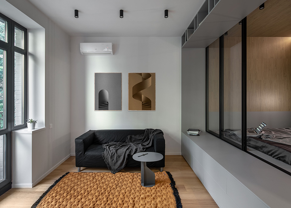 基辅市中心的一个小公寓，在开放空间内建造了一个立方体  U Concept-4