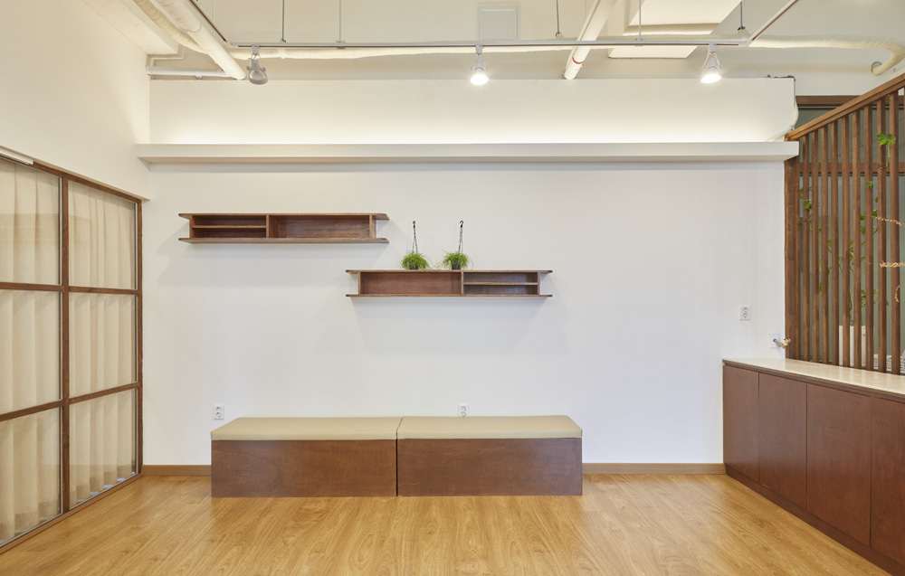白色与木质的碰撞 | 50 平米瑜伽空间的极简设计-4