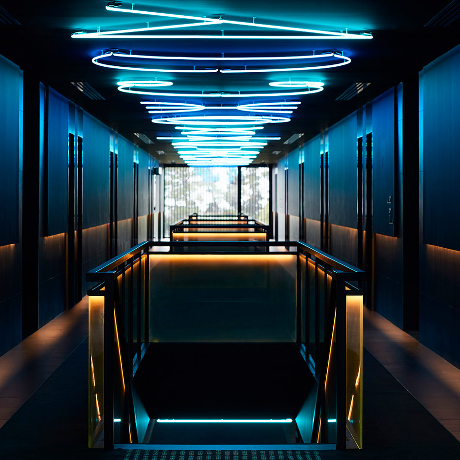 10 opulent interiors that swap minimalism for rich colours and textures-18