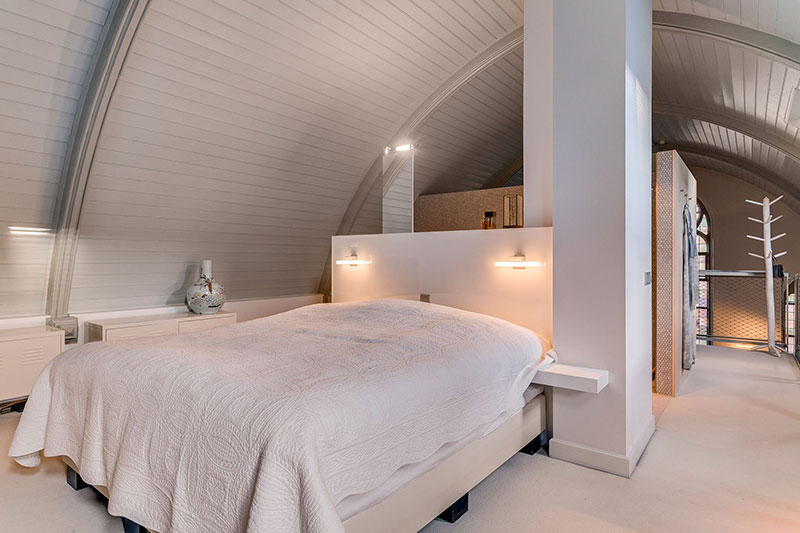 百年教堂变私人住宅，彩色玻璃与圣像的奇幻世界-16