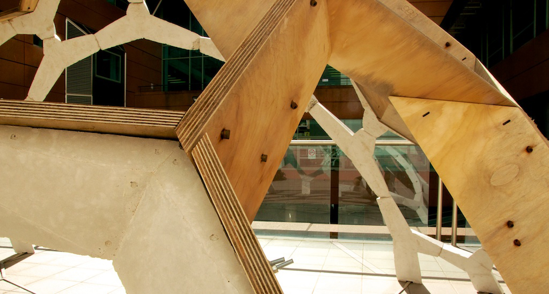 伍重40 · 超级机动动作（伍重，40）

注：Utzon常见为人名，音译为伍重 ，比如著名建筑设计师约恩·伍重（Jørn Utzon） 这里不清楚Utzon40确切所指，如果结合具体语境Utzon40有特定含义，可进一步提供相关信息以得到更精准的翻译 丨澳大利亚悉尼-43