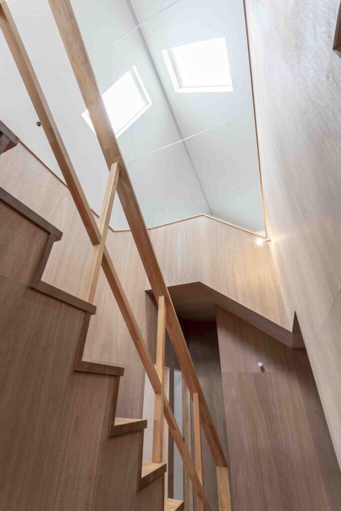 屋根形状とレベル差を活用　家族がゆるやかにつながる屋根裏のような居住空間 | Style of Life | 100%LiFE-2