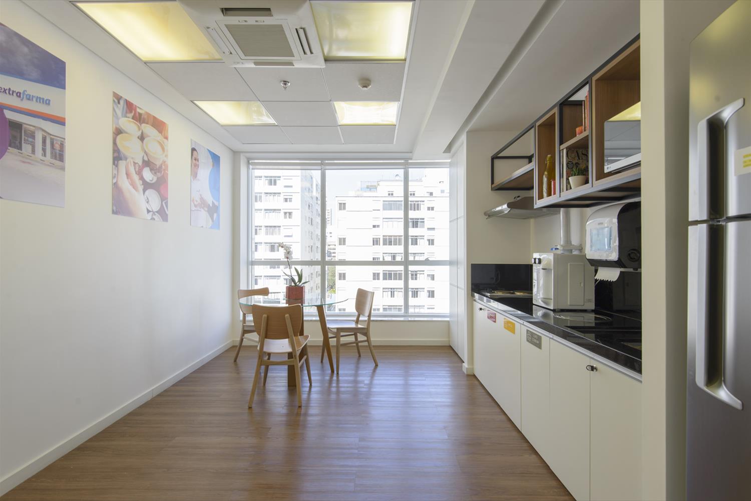 巴西 Extrafarma 办公室 | 木质与玻璃的现代企业空间-17