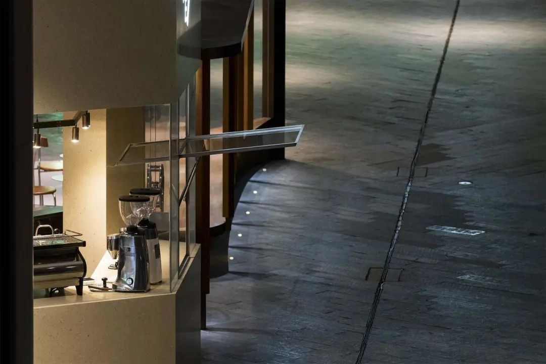 泊于人流中的“船”·The Ninth Coffee 上海首店丨中国上海丨方书君工作室-32