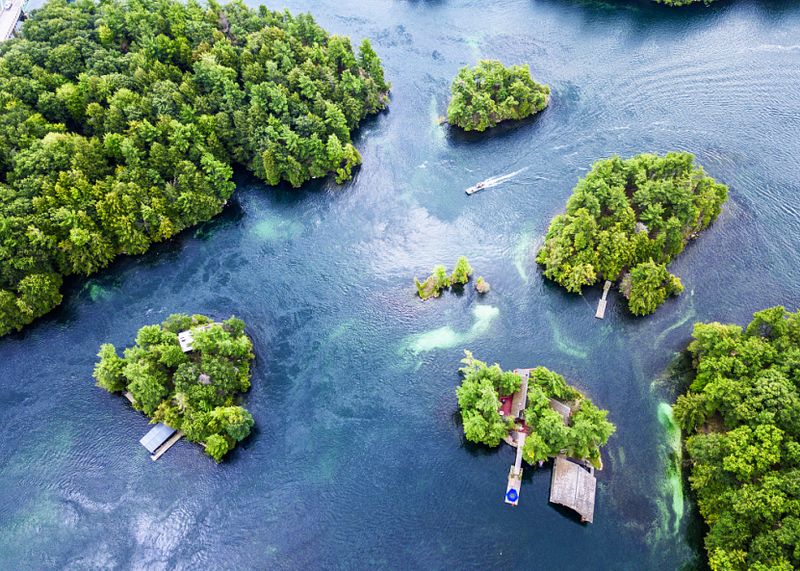 民宿设计，不论是重建或扩建、运用设计的加法或减法、还是采用在地材料，不仅能使荒废破旧的乡下老宅焕然一新，也能重塑一方水土。-48