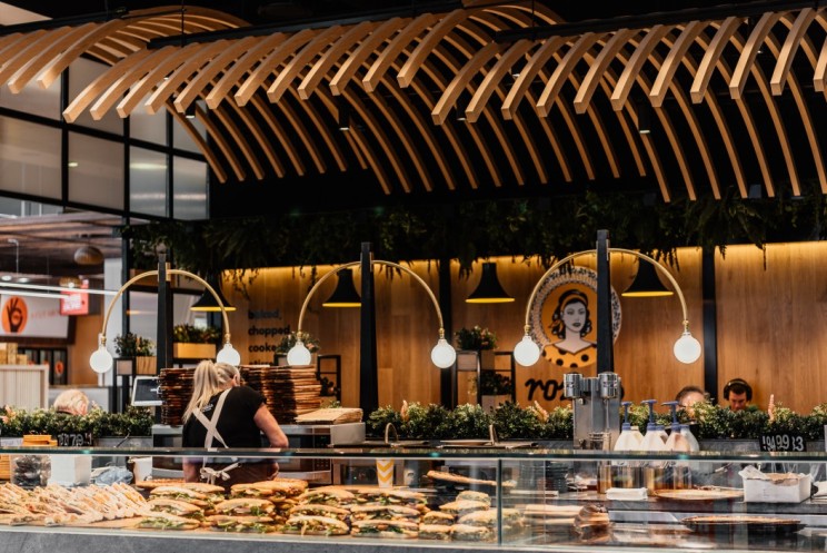 墨尔本 Rozzis 餐厅绿植环绕的现代花砖空间-9