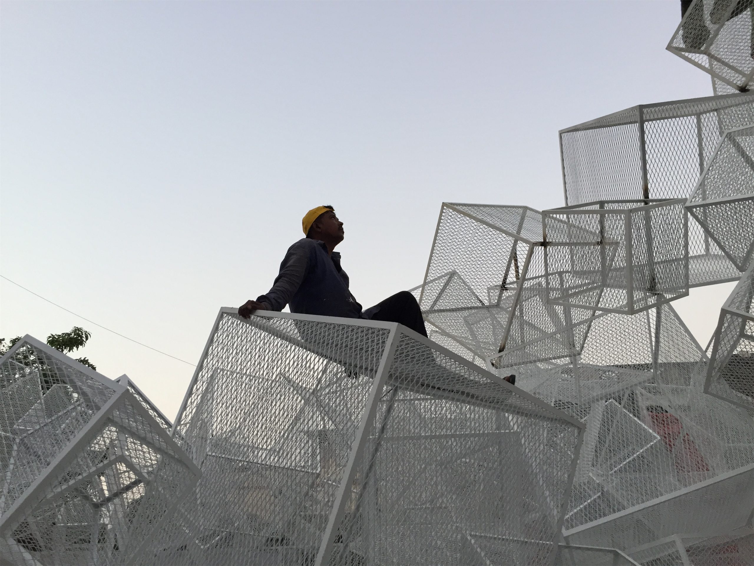 印度杜尔迦女神节临时装置，受困的飞鸟 / Abin Design Studio-21