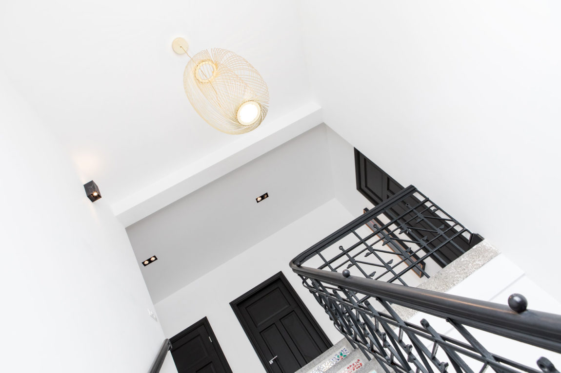 Remodeling of an Old Penthouse, Formerly a School, Into a Private Home-8