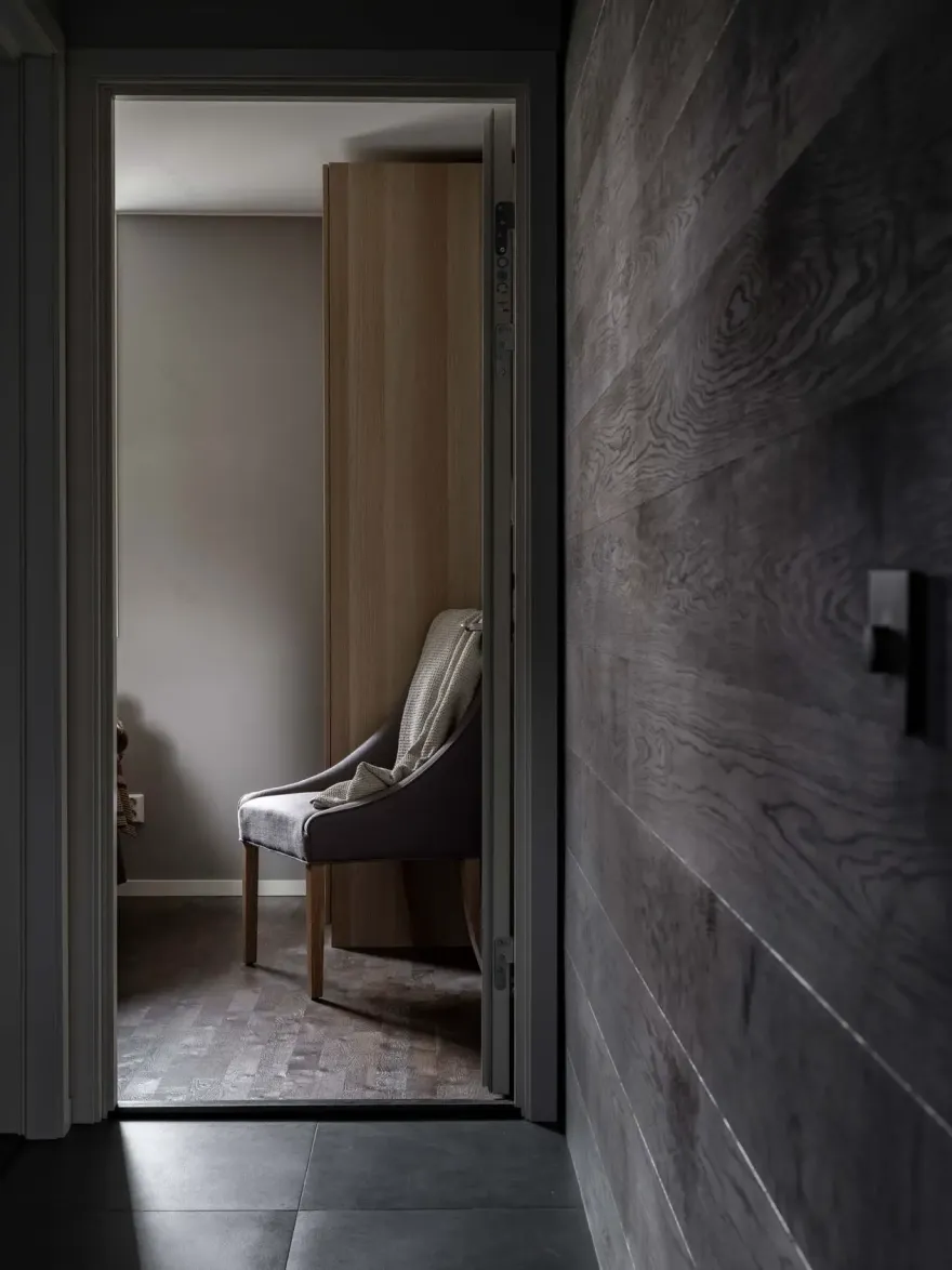 瑞典高山现代暗色调住宅设计-9