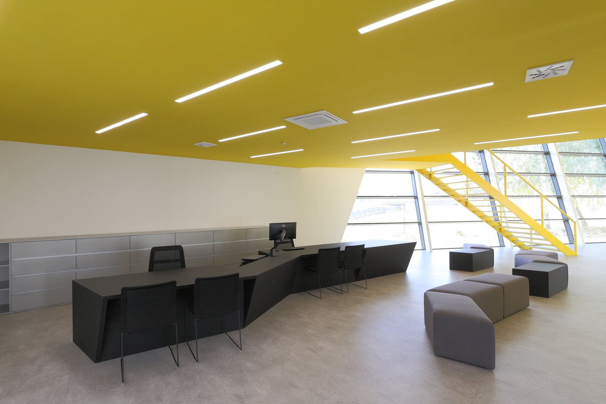 高速公路旁的透明办公建筑-14