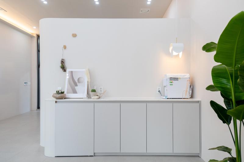 20 平米极简现代美妆店设计-14