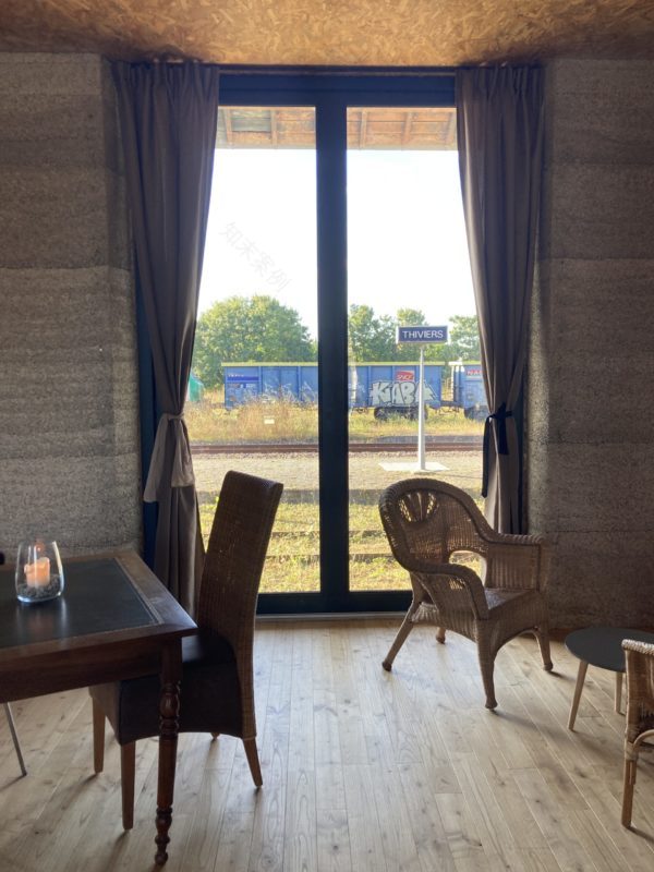 M·A·M·O·T·H机库(Hangare)
注:由于M·A·M·O·T·H可能是特定名称,没有能进一步明确具体含义的信息,只能按原样呈现Hangare常见意思是机库,法语中单词第一个字母大写一般表示地名、机构名等特定名称,所以放在这里从常见语义推测应该还是机库的专业场所名之类的如果原文HanGare是录入错误,本意是Hangare,就正好对应一致;如果HanGare有其他特殊意思,该翻译可能不准确 丨法国丨ECOPelI-15