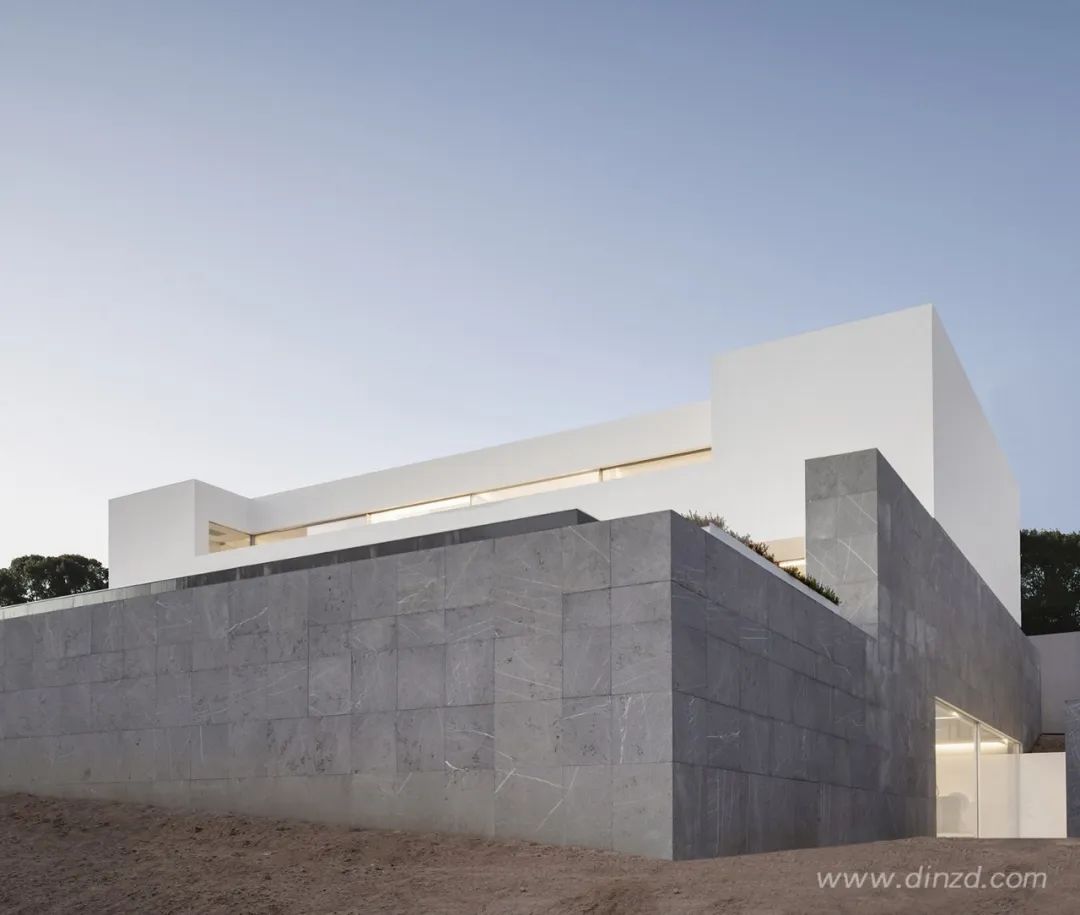 白色极简,融入自然的住宅设计-87