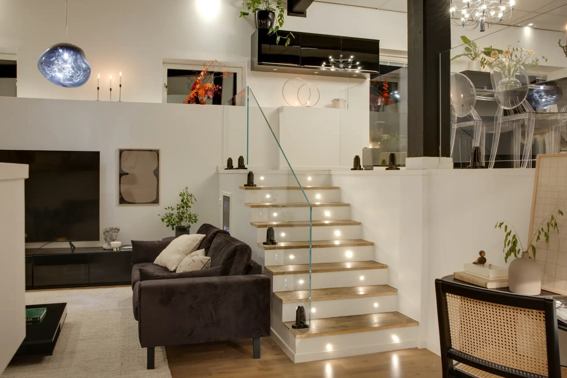 一个不寻常的且宽敞的屋顶下的三居室公寓-8