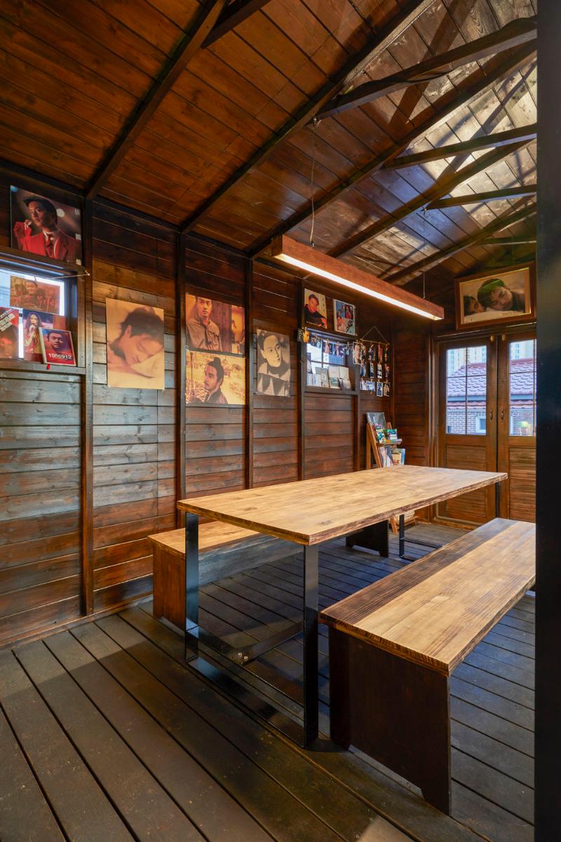 温馨 16 坪咖啡厅，明亮色彩与照明营造舒适氛围-13