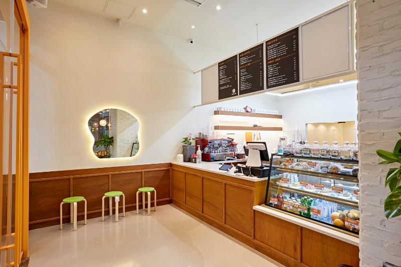 极简 25 平米咖啡馆设计，打造温馨原木空间-5