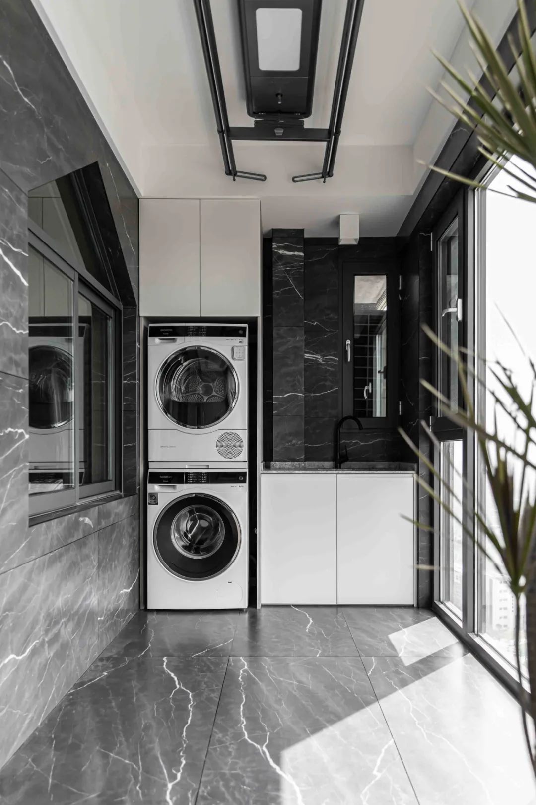 大理石+原木，80后业主的现代风四居室 | 花漾美作-107