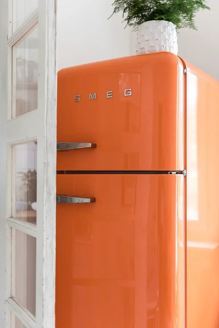 22 平米小户型设计，巧用 Smeg 冰箱打造独特空间-6