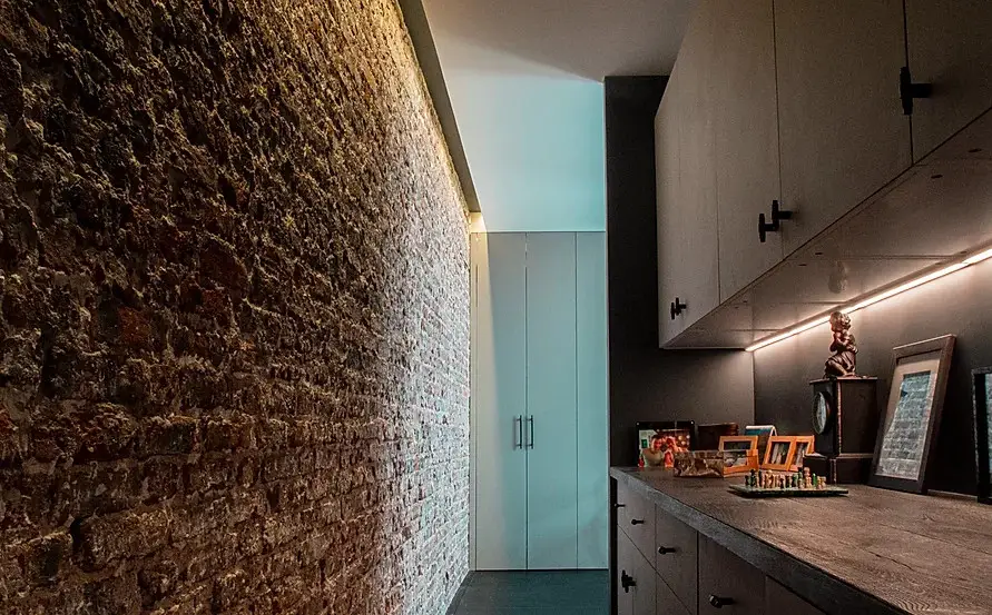 巴黎百年建筑中的温暖现代公寓-10