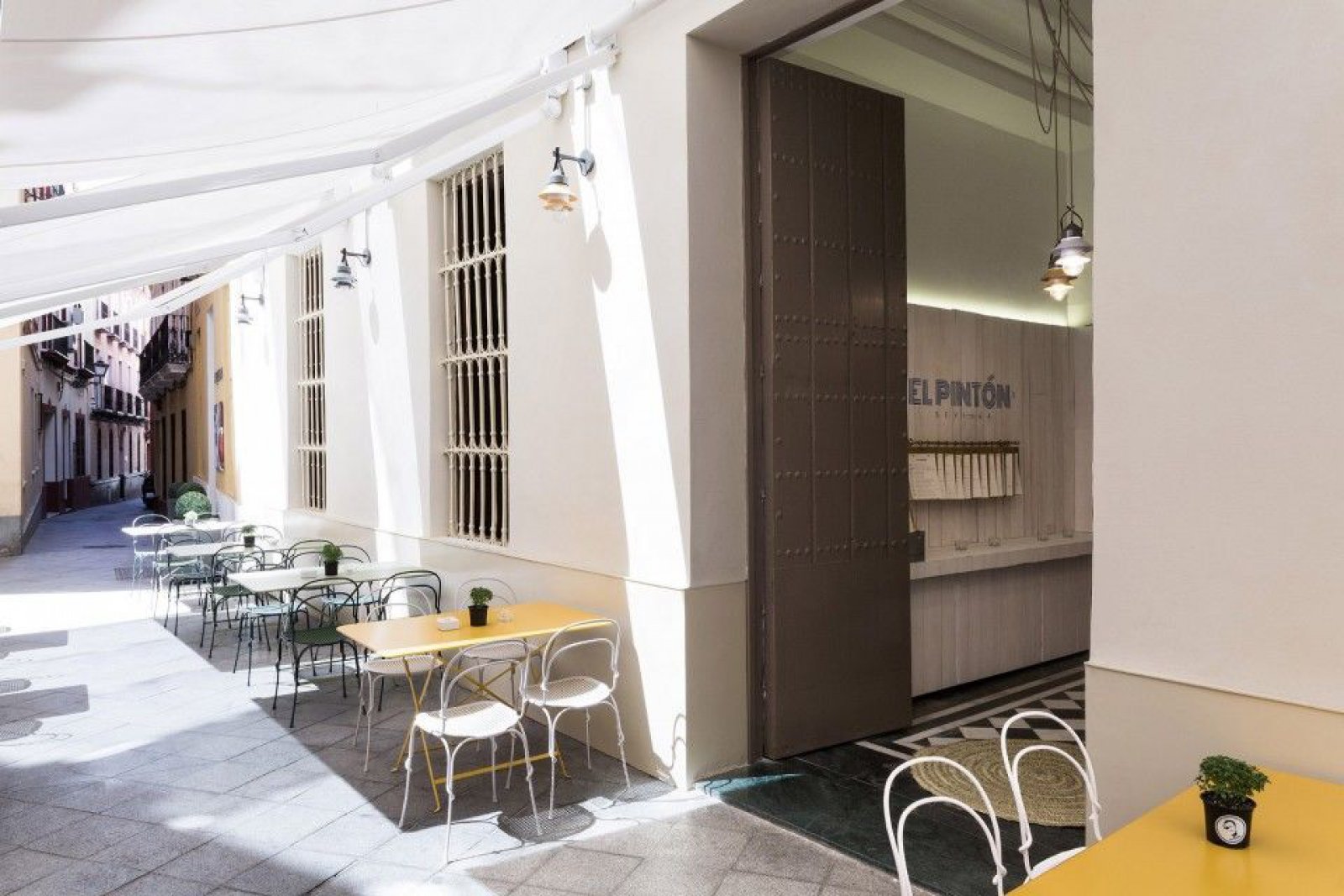 老宅改造成时尚古典并存的华美餐厅-1